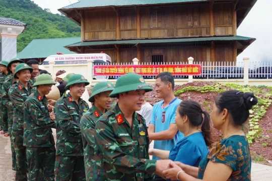 Người dân vùng lũ Nghệ An tạm biệt bộ đội sau 3 tuần 'kề vai sát cánh'