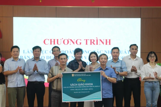 Hơn 1.200 bộ sách nâng bước học sinh vùng lũ Điện Biên