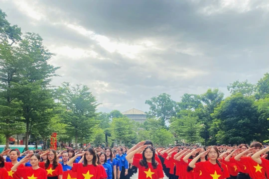 Hàng nghìn học sinh, thanh niên tham gia Lễ chào cờ 'Tôi yêu Tổ quốc tôi'