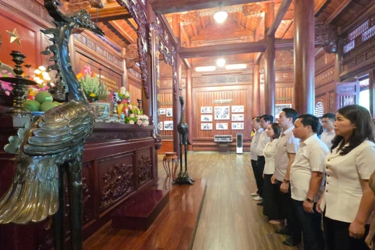 Đoàn công tác Sở GD&ĐT Lào Cai dâng hương tưởng niệm Bác Hồ