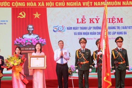 Trường THPT Quảng Trị đón nhận Huân chương Độc lập hạng Ba