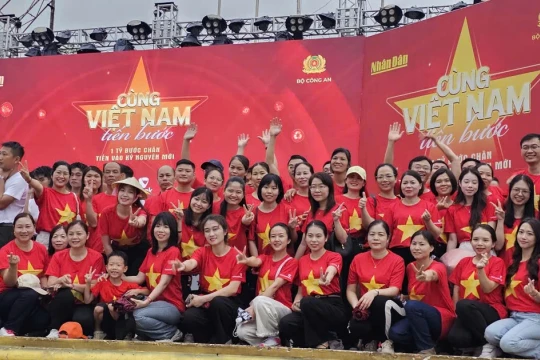Hàng nghìn người ở Thanh Hoá đi bộ ‘Cùng Việt Nam tiến bước’