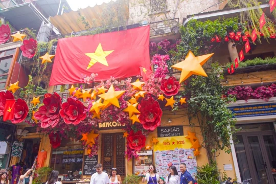 Thủ đô Hà Nội bừng sắc đỏ chào đón ngày lễ lớn của dân tộc
