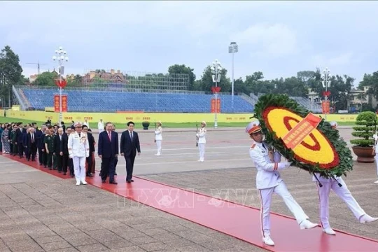 Lãnh đạo Đảng, Nhà nước, Đảng ủy Công an Trung ương, Bộ Công an vào Lăng viếng Chủ tịch Hồ Chí Minh