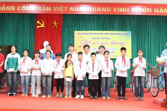'Nâng bước' học sinh nghèo vươn tới những ước mơ