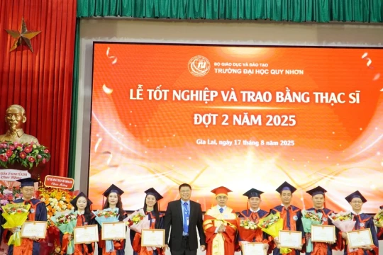 Trường Đại học Quy Nhơn trao bằng tốt nghiệp cho 173 thạc sĩ
