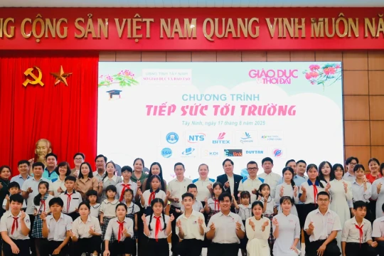 Chương trình 'Tiếp sức tới trường' đến với 200 học sinh nghèo tỉnh Tây Ninh