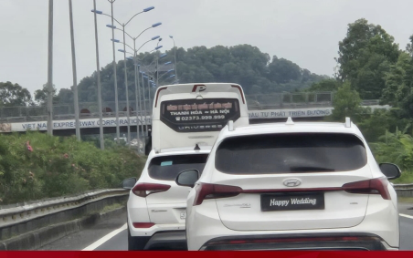 Truy tìm tài xế ô tô dùng chiêu lật biển số, gắn chữ 'Happy Wedding'