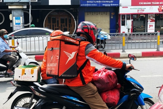Chuyện cô gái bắt shipper giao 30 cốc chè ghi tên từng người gây tranh cãi