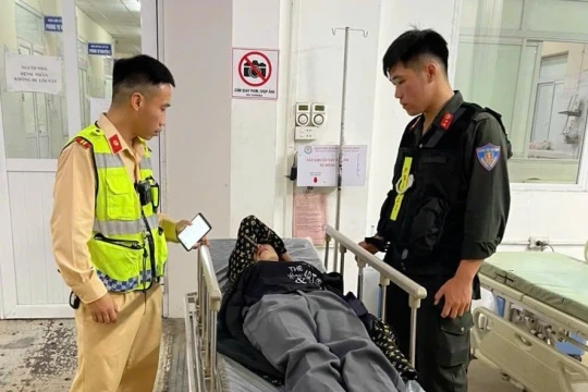 Người phụ nữ bất tỉnh bên đường giữa đêm được CSGT đưa đi cấp cứu kịp thời