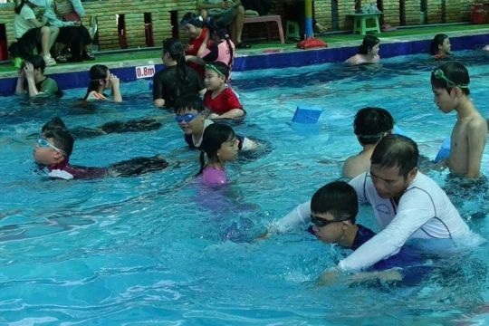 Hơn 400 giáo viên, học sinh Cà Mau tham gia tập huấn bơi, cứu đuối