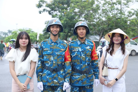 Hai tháng 'chạy sô' trong không khí Quốc khánh 2/9
