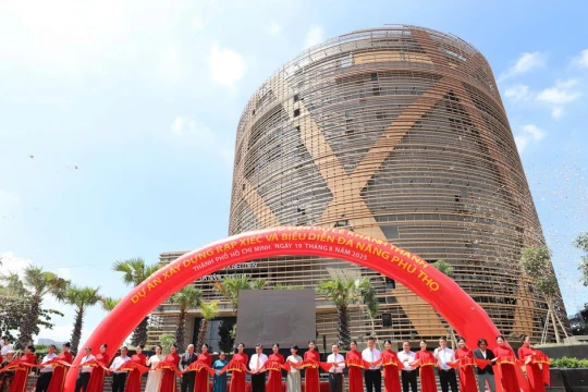 TPHCM khánh thành rạp xiếc và biểu diễn quy mô 12 tầng