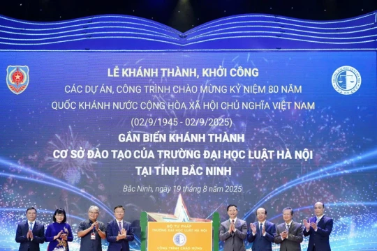 Khánh thành và gắn biển công trình Trường Đại học Luật Hà Nội cơ sở 2