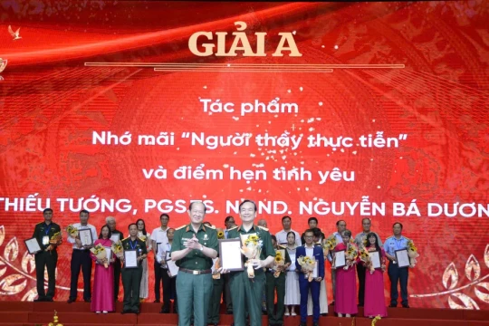 Trao giải cuộc thi ‘Tỏa sáng hào khí cách mạng tháng Tám’