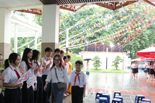 Học sinh lớp 6 hân hoan trong ngày đầu tiên đến trường