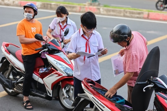 Phụ huynh, học sinh TP HCM ngóng lùi giờ vào lớp