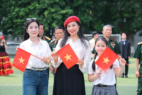Thầy trò hát 'Viết tiếp câu chuyện hòa bình' bằng 13 thứ tiếng