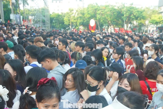 Cảnh tượng chưa từng có ở Nhà hát Lớn Hà Nội lúc 3h sáng