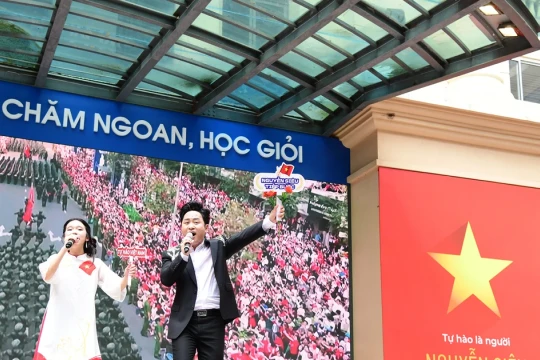 Gần 2.000 học sinh Hà Nội hát cùng ca sĩ Tùng Dương tại sân trường