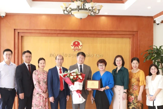 Bộ GD&ĐT tặng Kỷ niệm chương Vì sự nghiệp Giáo dục cho Giám đốc TT Ngôn ngữ tiếng Hàn