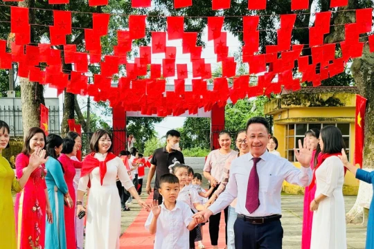 Học sinh lớp 1 ở Bắc Ninh hân hoan trong ngày đầu tới trường