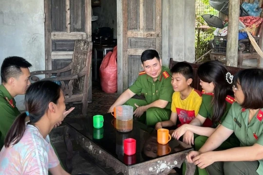 Công an Phú Thọ đỡ đầu học sinh mồ côi, có hoàn cảnh khó khăn