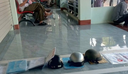 Lãnh đạo xã nói gì về việc người dân đặt nón bảo hiểm"xếp hàng" làm thủ tục hành chính?