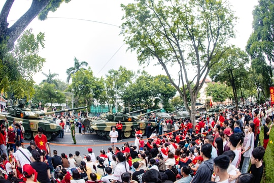 Hà Nội: Cảnh tượng đông "vượt sức tưởng tượng" của người dân chờ xem hợp luyện diễu binh diễu hành