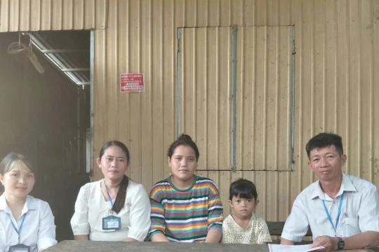 Gieo chữ vùng biên giới: Hành trình 'đi từng ngõ, gõ từng nhà'
