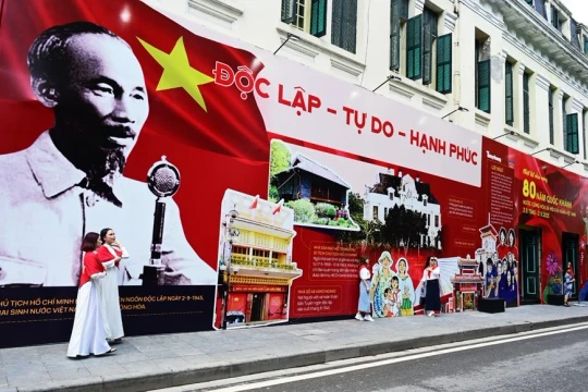 Hà Nội rộn ràng cờ hoa trước Đại lễ