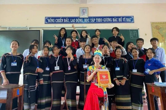 Cô giáo Ngữ văn cùng học trò gìn giữ văn hoá dân tộc