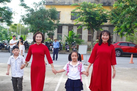 Học sinh lớp 1 Hưng Yên nô nức ngày tựu trường