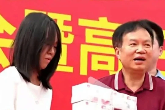 Tranh cãi thưởng tiền khủng cho học sinh giỏi
