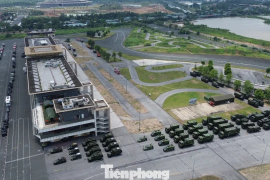 Hình ảnh xe tăng, xe chở tên lửa tại trường đua F1 chờ tham gia tổng hợp luyện