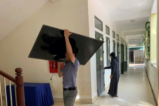 Giáo viên Hà Tĩnh căng mình chống bão, bảo vệ trường lớp trước năm học mới