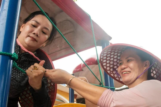 Giáo viên ở Quảng Trị chủ động gia cố phòng học, chặt tỉa cây trước bão Kajiki
