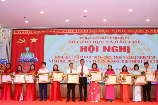 Hai giáo viên Sơn La được Chủ tịch nước phong tặng danh hiệu Nhà giáo ưu tú
