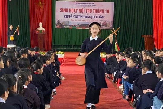 Chăm lo 'ngôi nhà thứ hai' của học trò vùng khó