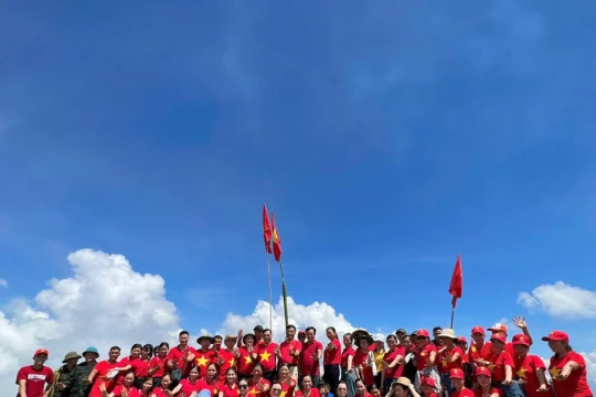 Gần 100 giáo viên tham gia leo núi Tát Én ở Lào Cai
