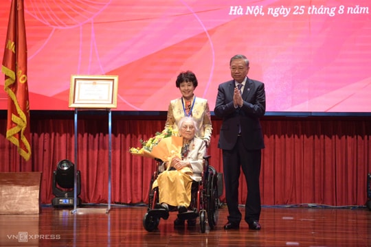 Tổng Bí thư trao danh hiệu Anh hùng Lao động cho bà Nguyễn Thị Bình
