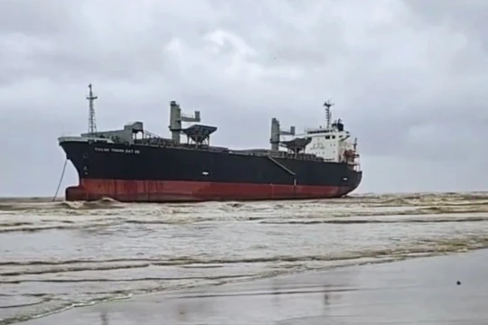 Tàu chở hàng trôi dạt vào bờ biển Thanh Hoá, 19 người thoát nạn