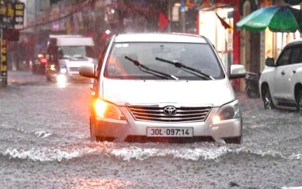 Vì sao bão số 5 đổ bộ miền Trung nhưng lại gây mưa lớn khủng khiếp tại Hà Nội?