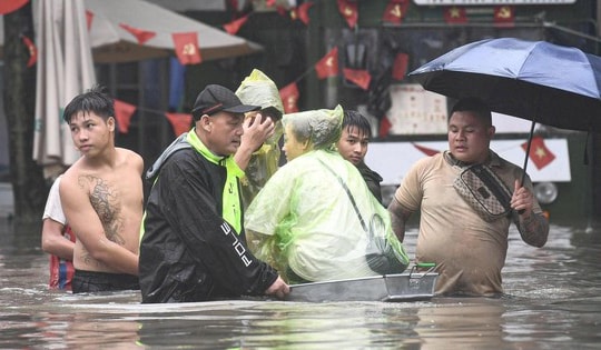 Khu biệt thự 'nhà giàu' ngập gần 1 m, dân chèo thuyền đi lại trên phố