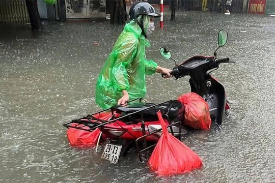 Khắp nơi ngập sâu, người Hà Nội nháo nhác lên mạng hỏi nhau đường đi làm