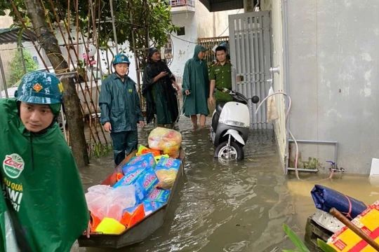 Công an hỗ trợ người dân bị cô lập do ảnh hưởng bão Kajiki ở Hà Nội
