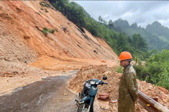Mưa lớn gây sạt lở đất trên tỉnh lộ 433, cô lập nhiều xã vùng cao ở Phú Thọ