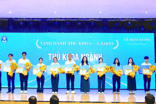 Trường đại học tặng xe máy điện cho tân sinh viên từ 27,5 điểm