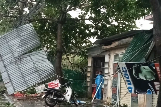 Ngổn ngang đô thị trung tâm ở Hà Tĩnh sau bão Kajiki quét qua