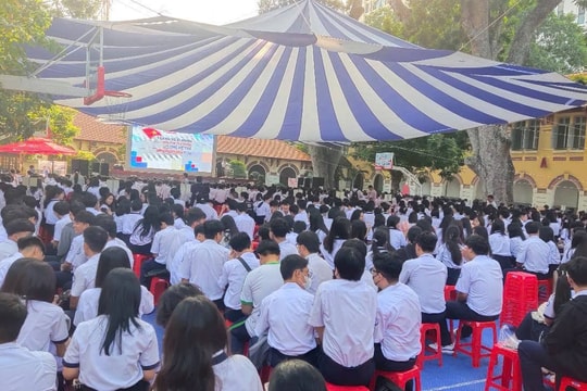 Phụ huynh, thí sinh vất vả vượt 'ải' tuyển sinh đại học 2025